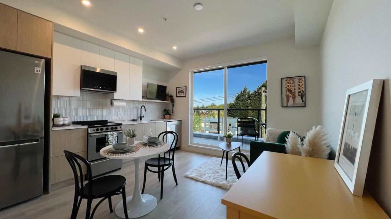 Hillside Oasis By Iris Properties! Victoria Bagian luar foto