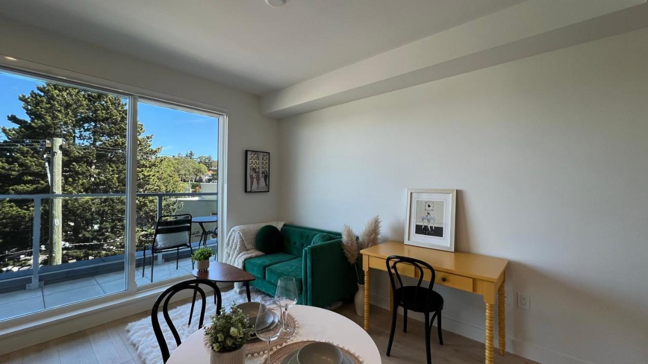 Hillside Oasis By Iris Properties! Victoria Bagian luar foto