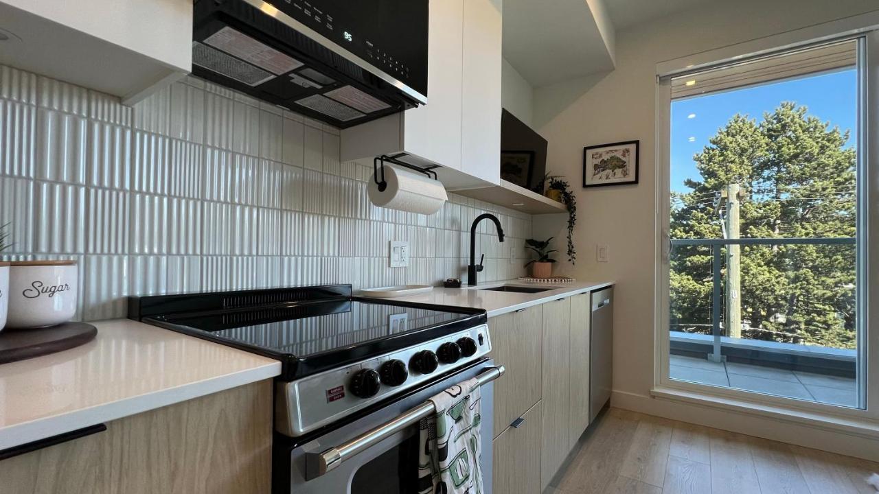 Hillside Oasis By Iris Properties! Victoria Bagian luar foto